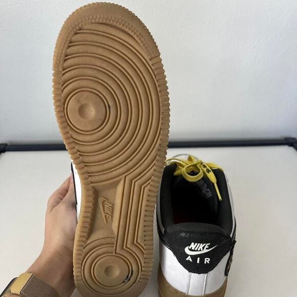 Size 8 nike air main image 4